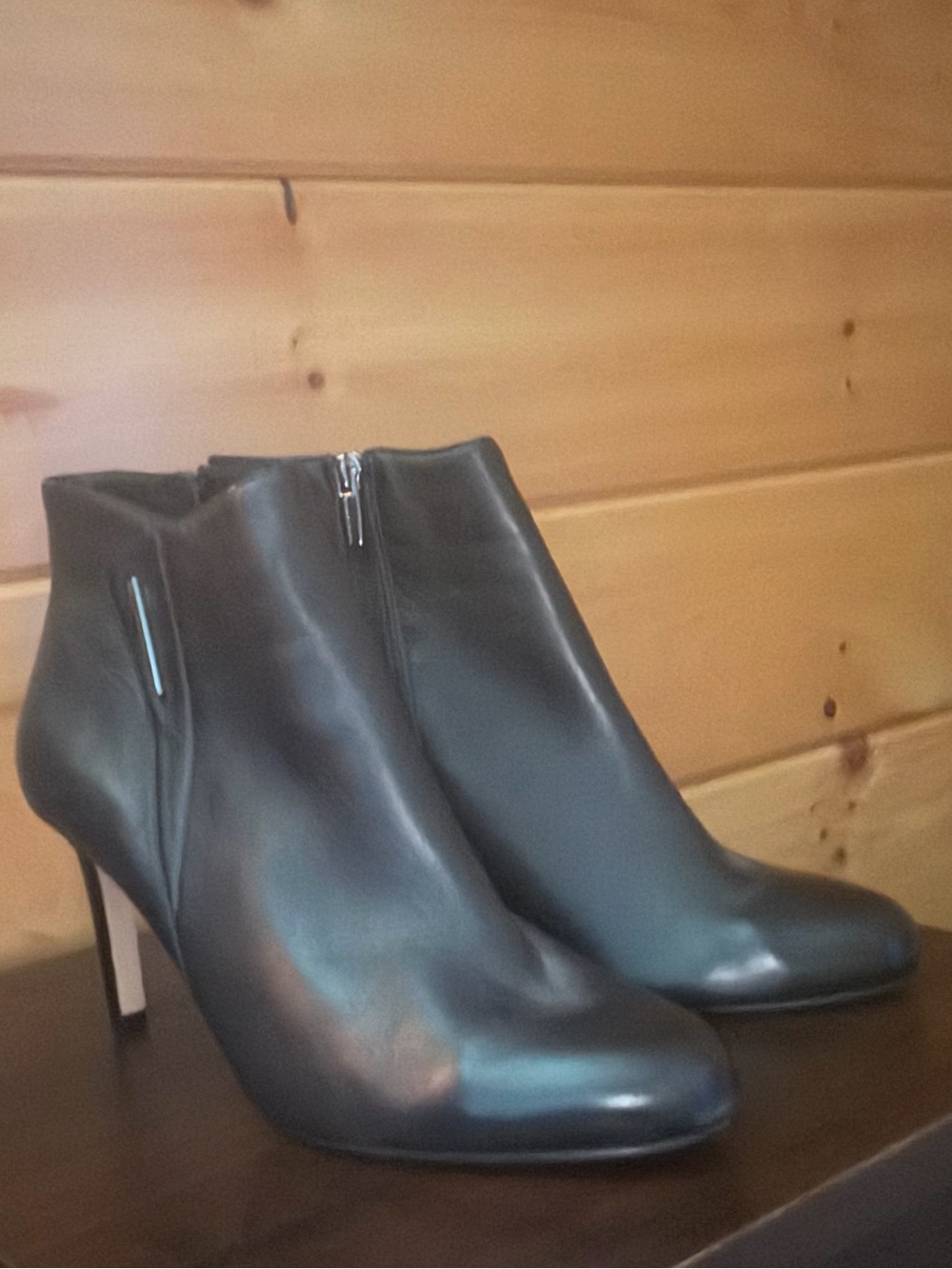 Vince Camuto ankle boots woth dide zip